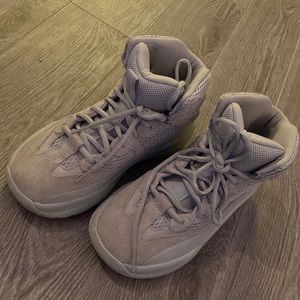 Yeezy size 4.5 these fit snug so if your feet is kids size 3 this should fit